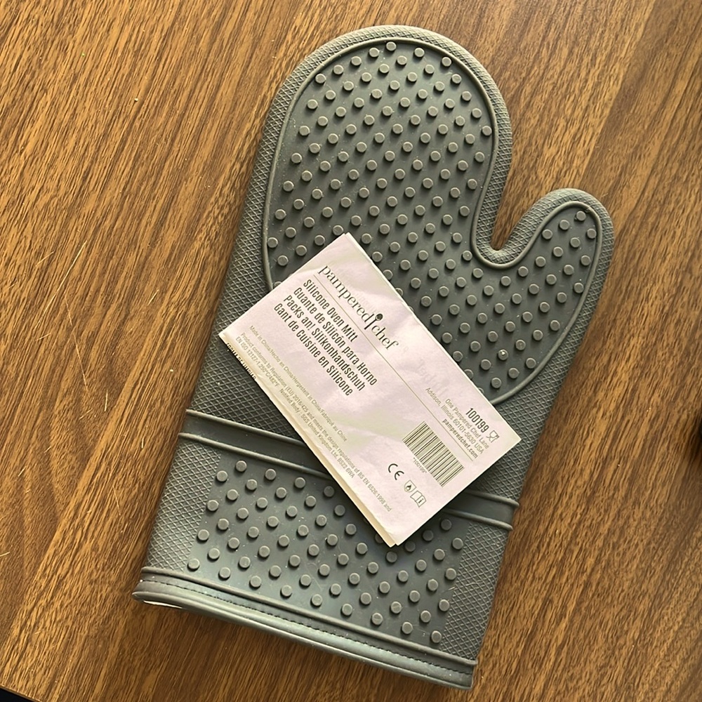 Pampered Chef Silicone Oven Mitt